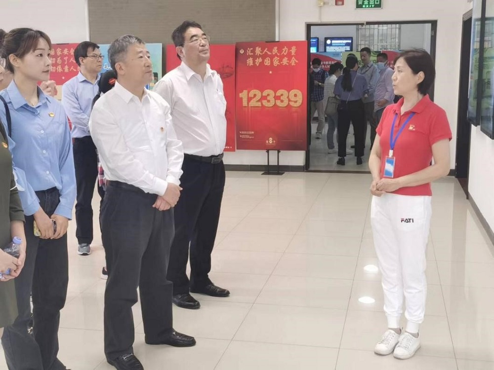 图1.赵迪介绍热带海洋环境国家重点实验